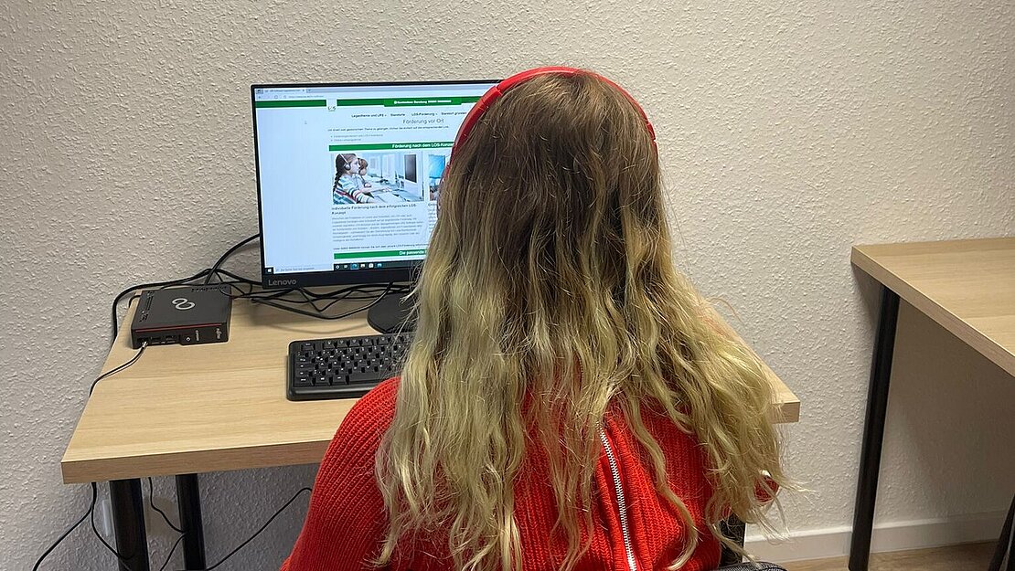 Schülerin arbeitet am PC im LOS Köln-Nord