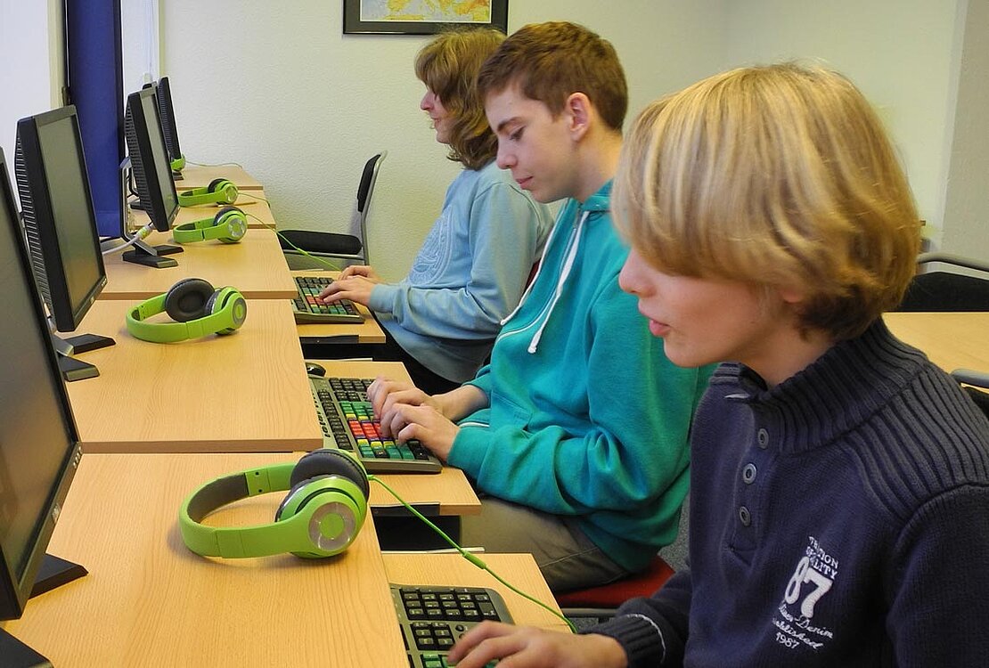 02 Schüler arbeiten am PC im LOS Wuppertal