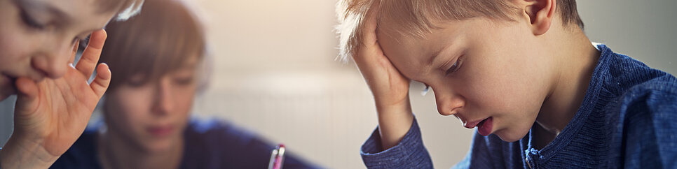 Kinder im LOS arbeiten mit speziell für LRS entwickelten Übungsmaterialien.