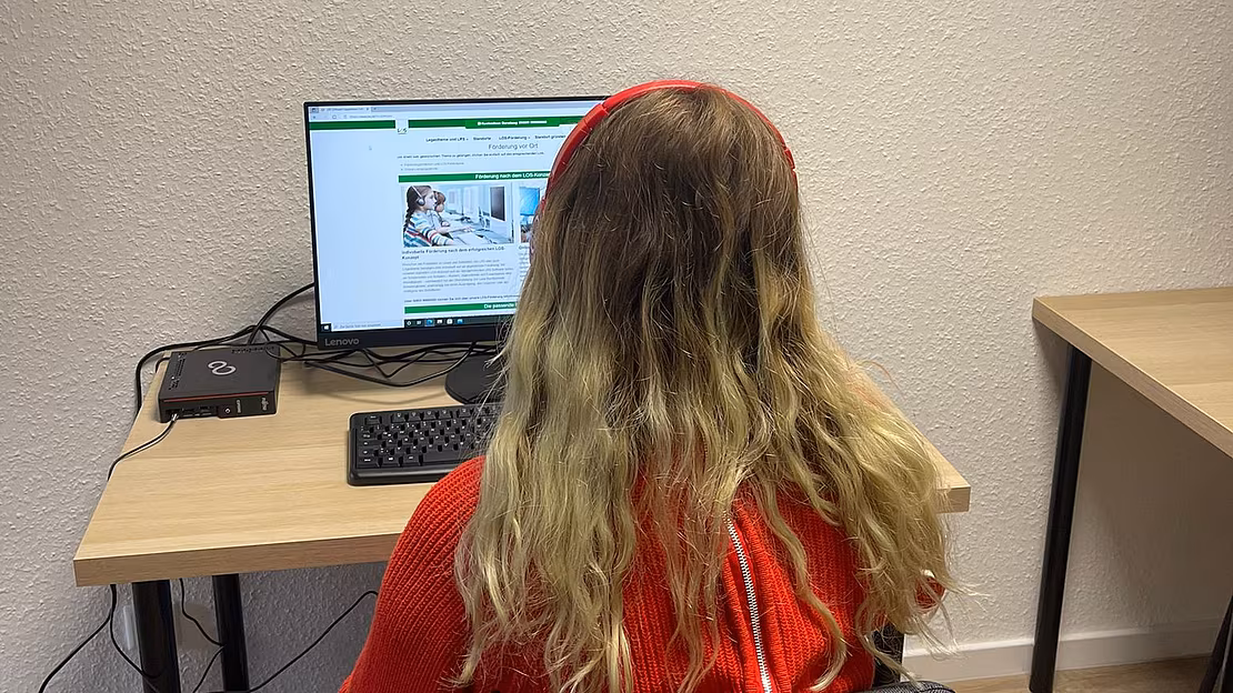 Schülerin arbeitet am PC im LOS Köln-Nord