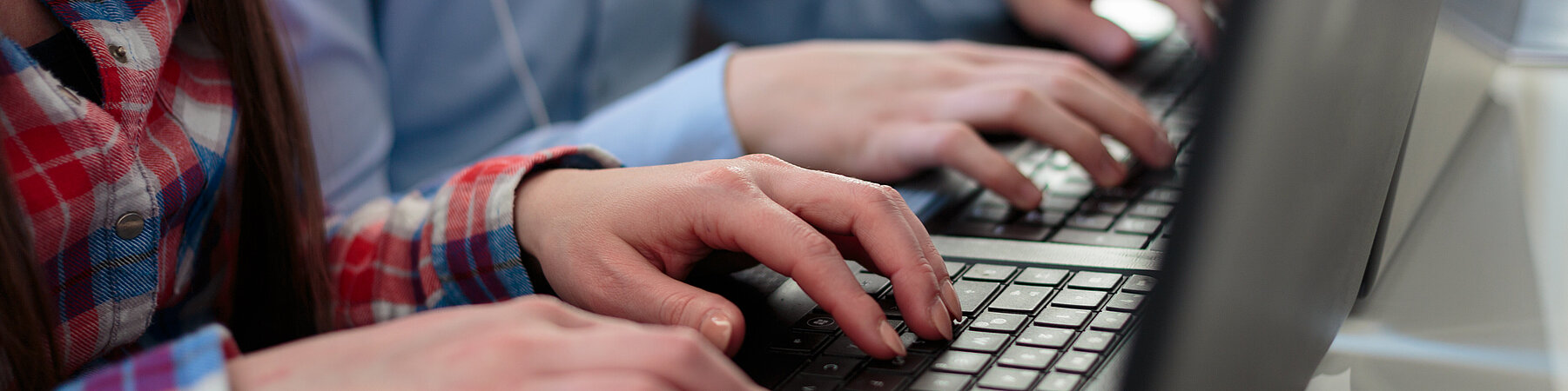 Die LOS-Online-Lernprogramme sind speziell für Menschen mit Problemen im Lesen und Schreiben konzipiert. Die LOS-Online-Lernprogramme sind speziell für Menschen mit Problemen im Lesen und Schreiben konzipiert.