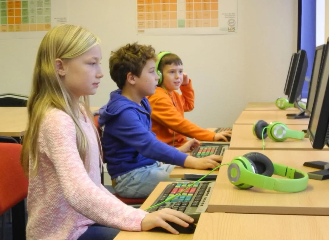 01 Schüler arbeiten am PC im LOS Wuppertal 01 Schüler arbeiten am PC im LOS Wuppertal