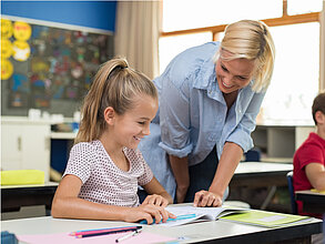 Lehrerin mit Kind
