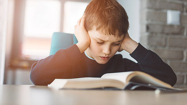 Probleme mit dem Lesen beginnen meist schon in den ersten Klasse der Grundschule.