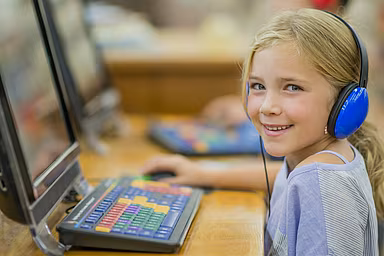 Online lernen in Deutsch und Englisch können Kinder im LOS vor Ort. Online lernen in Deutsch und Englisch können Kinder im LOS vor Ort.