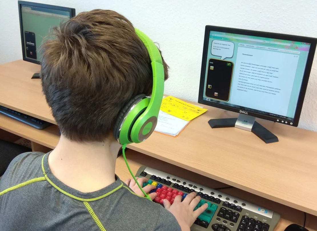 Schüler trainiert Rechtschreibleistung im LOS Wuppertal Schüler trainiert Rechtschreibleistung im LOS Wuppertal