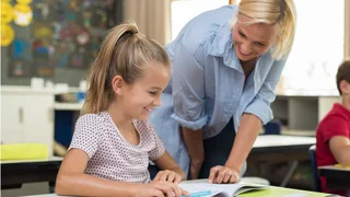 Lehrerin mit Kind