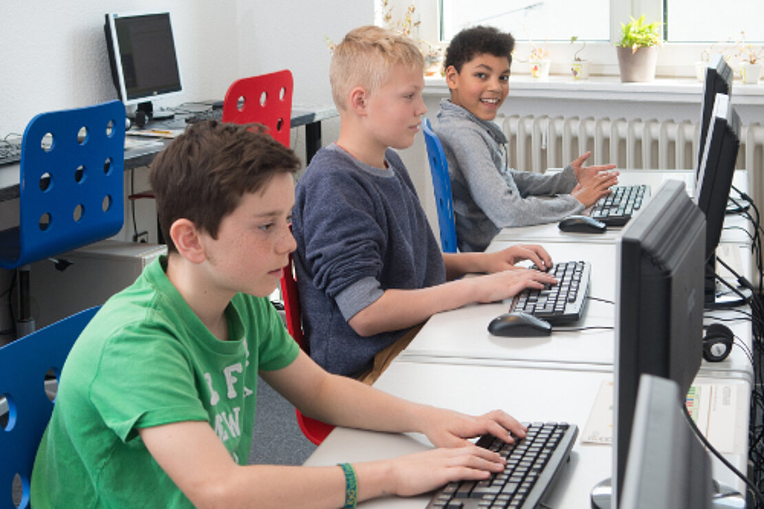Kinder im PC-Raum des LOS Bergisch Gladbach