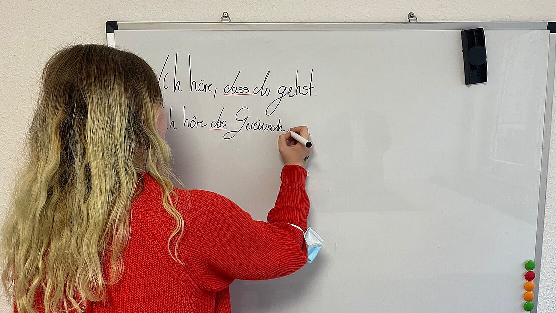 Schülerin arbeitet an der Tafel im LOS Köln-Nord