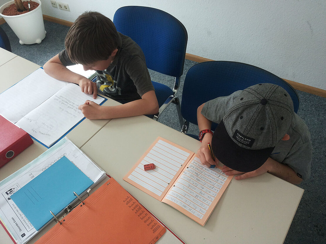 Kinder arbeiten bearbeiten LOS-Lehrmaterial im LOS Emmendingen