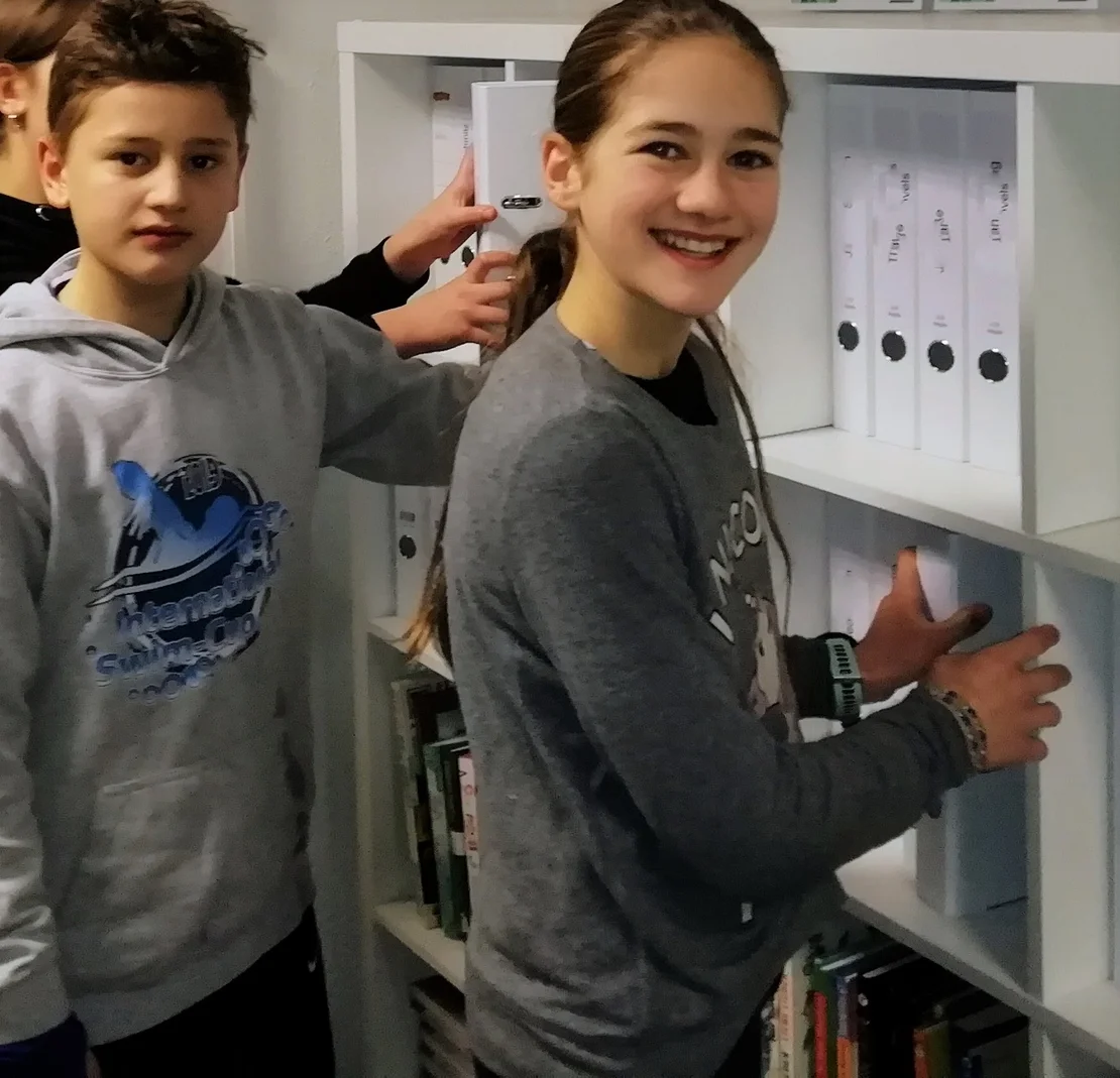 Lachende Kinder bei der Lernmaterialauswahl im LOS Berlin-Steglitz Lachende Kinder bei der Lernmaterialauswahl im LOS Berlin-Steglitz