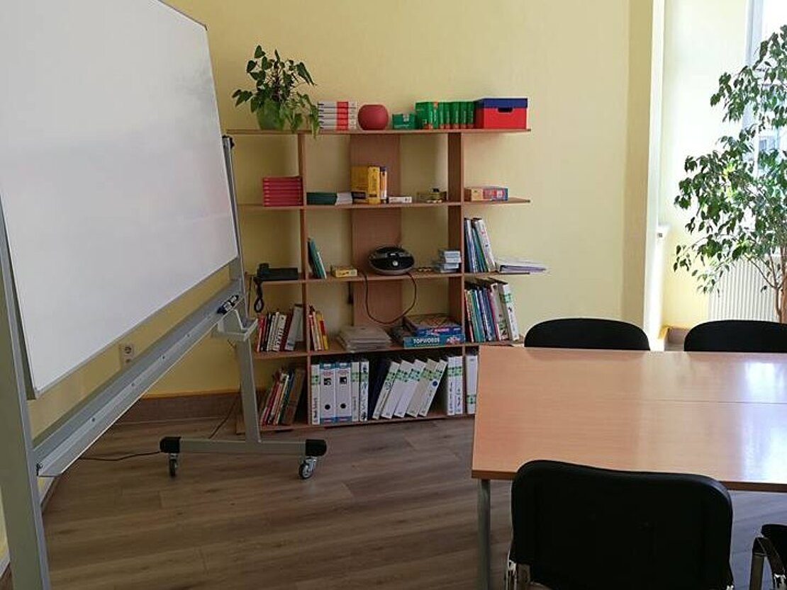 Bücherregal und Tafel im LOS Eisenach