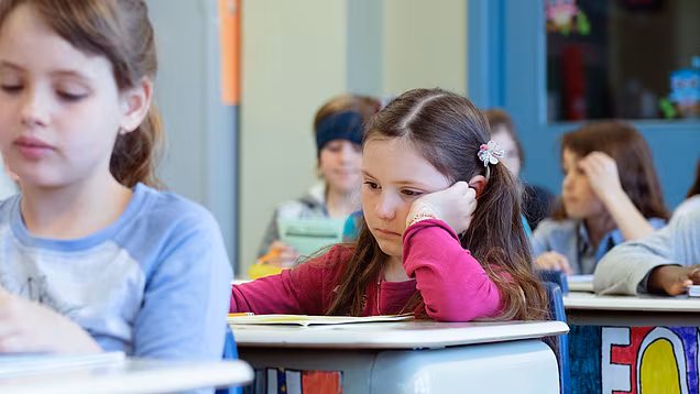Kinder mit ADS sind oft verträumt und gedankenverloren. Kinder mit ADS sind oft verträumt und gedankenverloren.