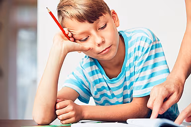 Eine Lernschwäche kann sich u. a. durch Probleme beim Lesen, Schreiben und Rechnen zeigen. Eine Lernschwäche kann sich u. a. durch Probleme beim Lesen, Schreiben und Rechnen zeigen.