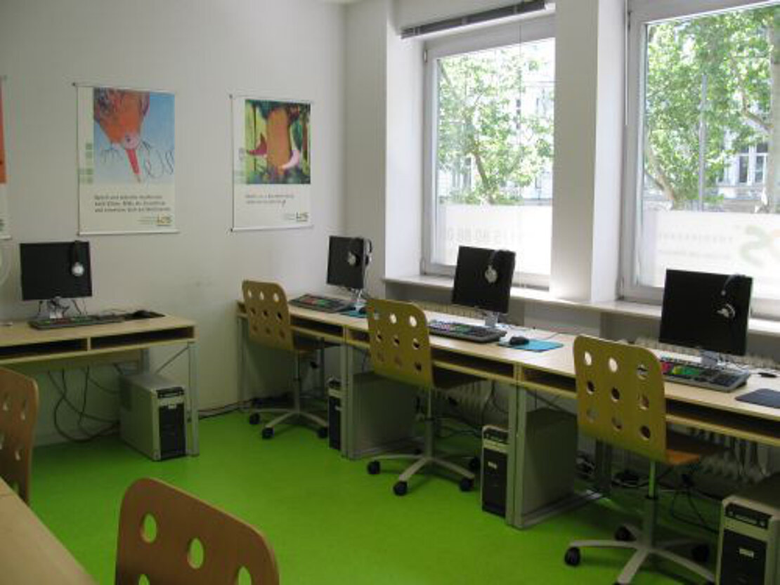 Linke Seite PC-Raum im LOS Wiesbaden