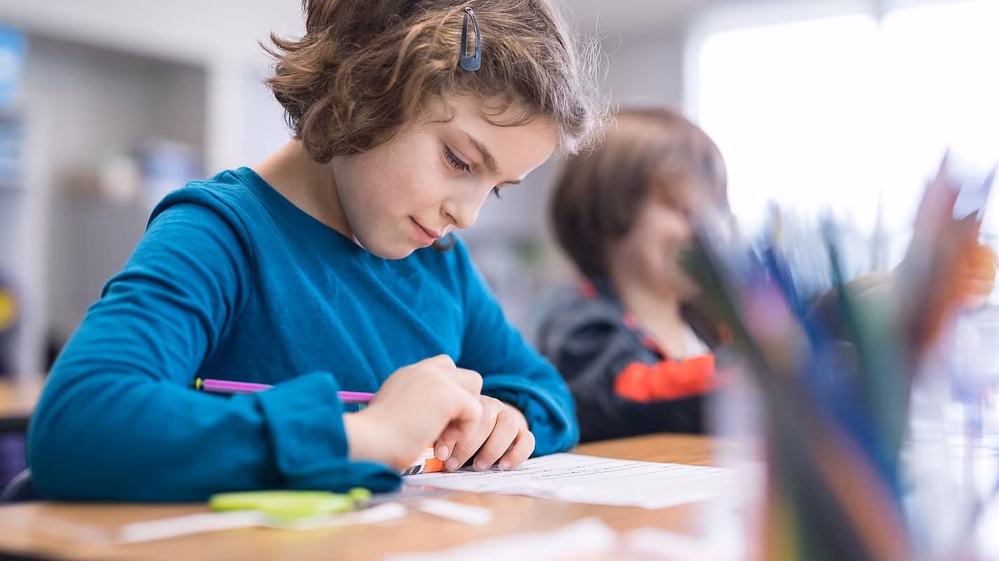 01_schuelerin_macht_fehler_beim_schreiben