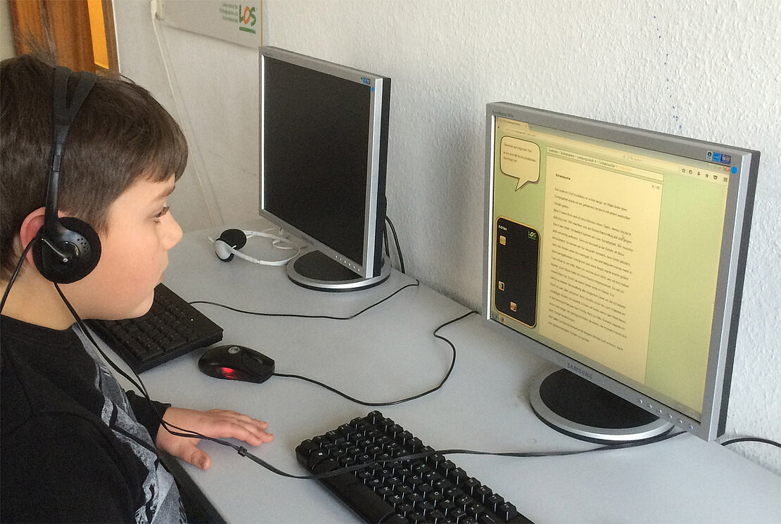 Schüler arbeiten am PC im LOS Karlsruhe