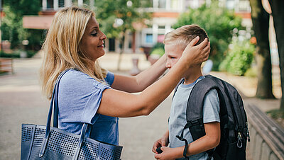 01_mama_mit_jungen-vor schule