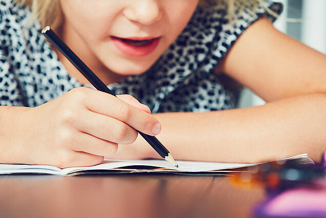 Wenn Kinder nicht richtig lesen, machen sie manchmal auch viele Fehler im Diktat und im Aufsatz. Wenn Kinder nicht richtig lesen, machen sie manchmal auch viele Fehler im Diktat und im Aufsatz.