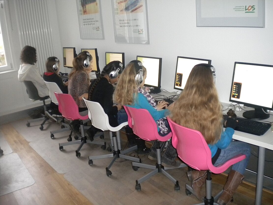 Schüler arbeiten am PC im LOS Reutlingen