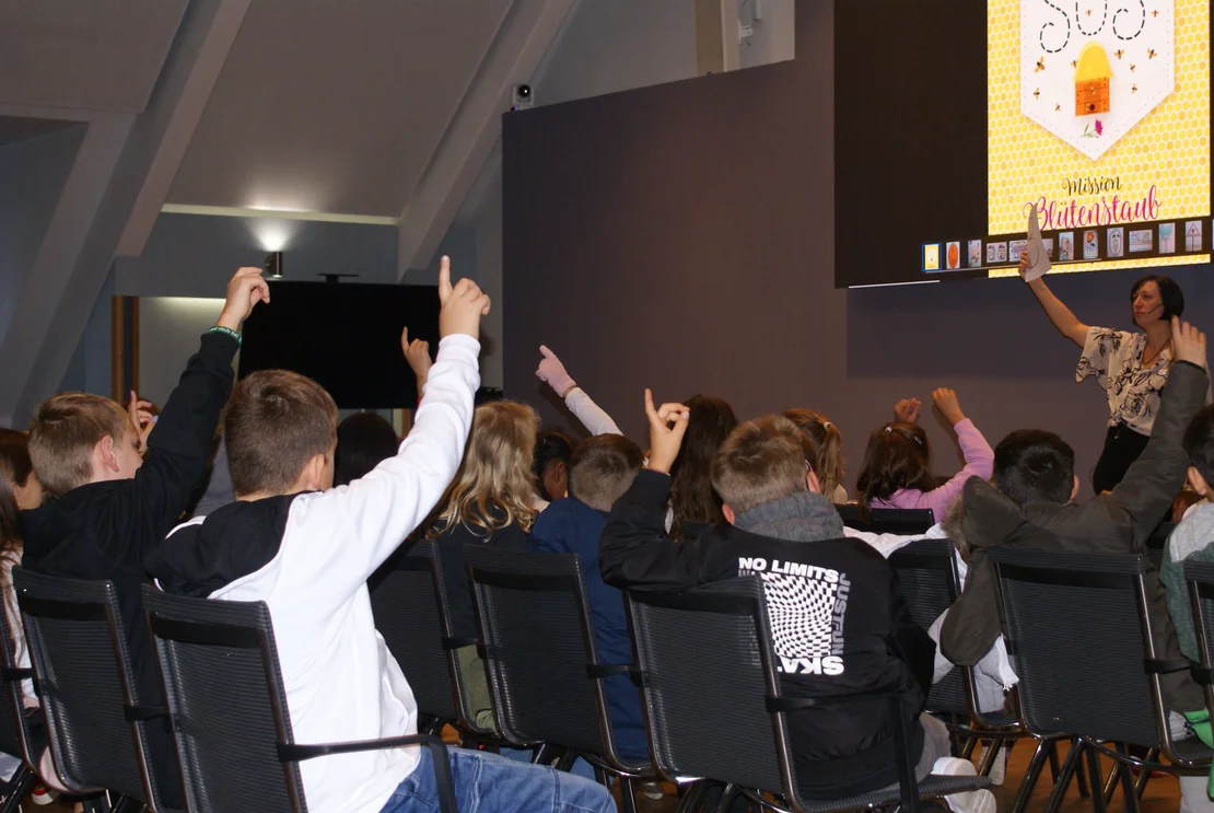 Esther Kuhn liest aus "SOS – Mission Blütenstaub"