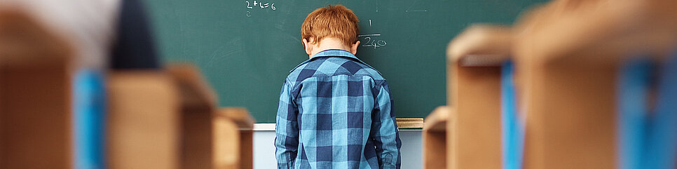 Kinder mit ADHS-Symptomen fühlen sich in der Schule häufig als Außenseiter.