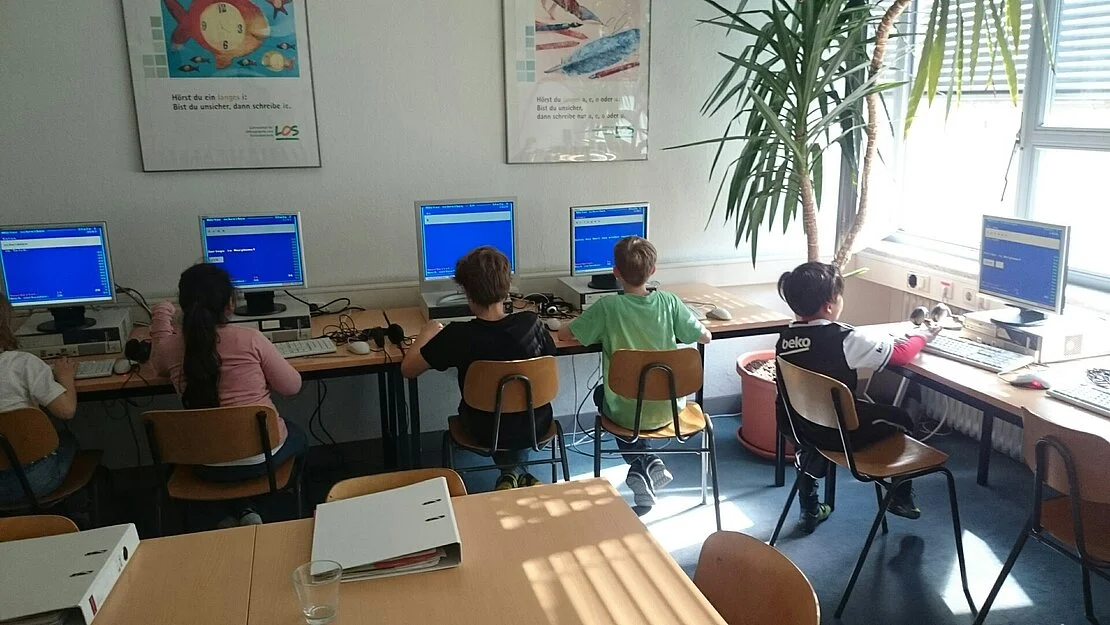 Schüler arbeiten am PC im LOS Ludwigsburg
