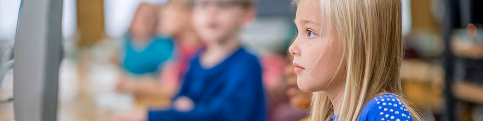 Kinder im LOS testen am PC ihre Lese- und Rechtschreibkenntnisse. Kinder im LOS testen am PC ihre Lese- und Rechtschreibkenntnisse.