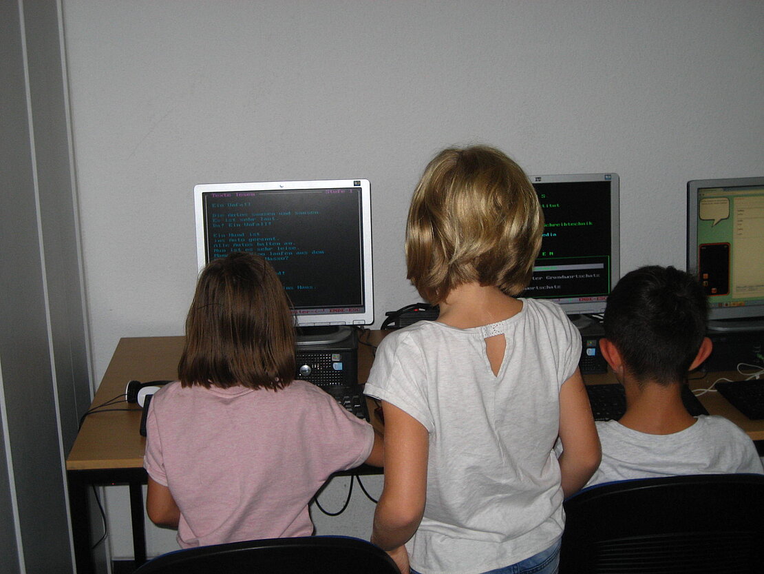 Schüler arbeiten am PC im LOS Landau