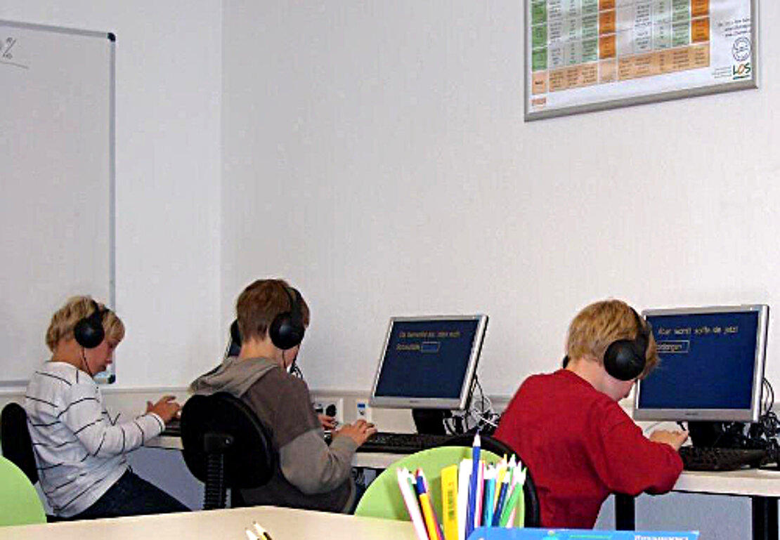 Schüler arbeiten am PC im LOS Heidenheim