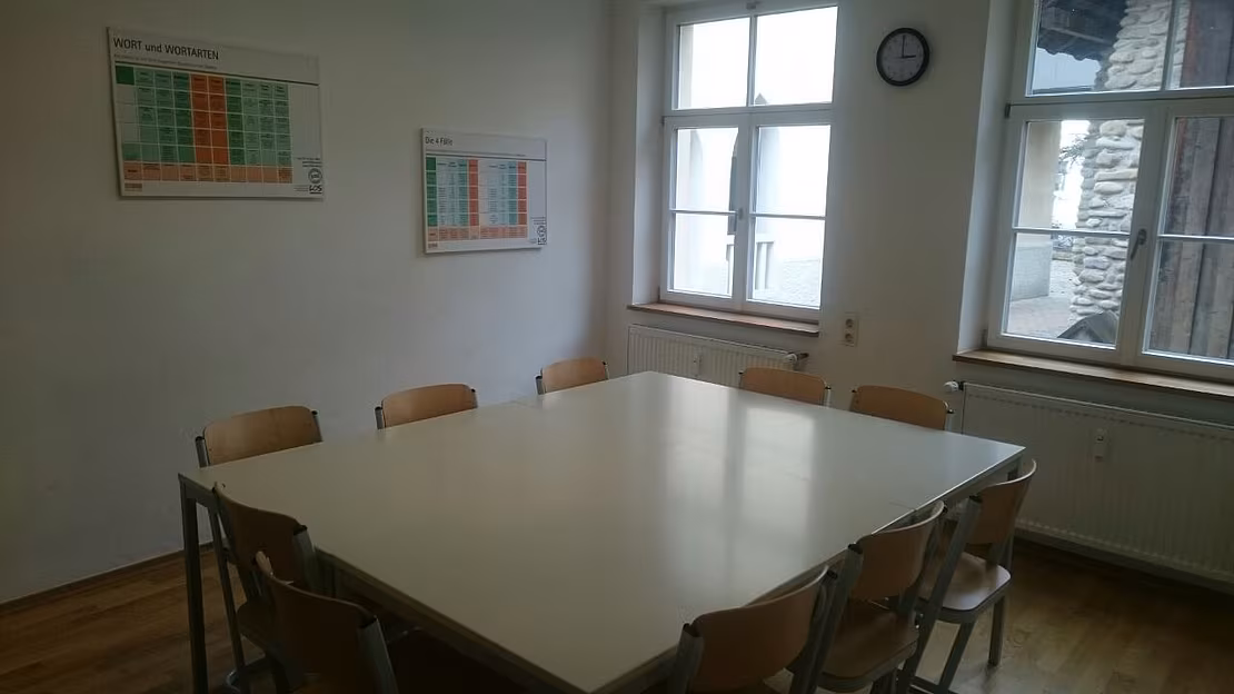 Hier lernen wir lesen und schreiben.