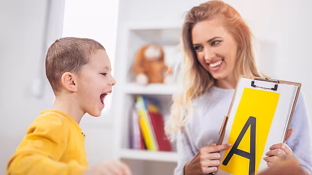 Ausgebildete Lehrkräfte helfen im LOS Kindern ab der ersten Klasse im Lesen und Schreiben. 